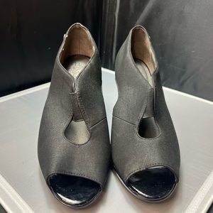 Black Heels size 10
Never worn